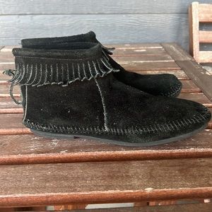 Minnetonka genuine suede black single fringe moccasins women’s size 9.5 🖤